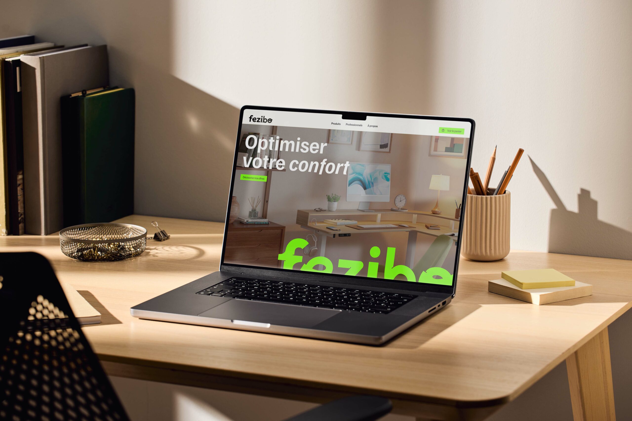 Orfinateur sur un bureau avec la landing page de Fezibo.